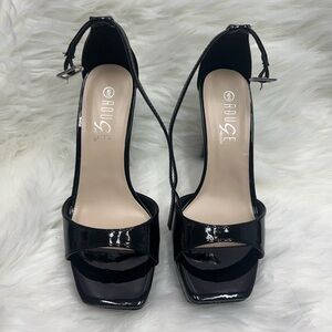 Black sandals size 6